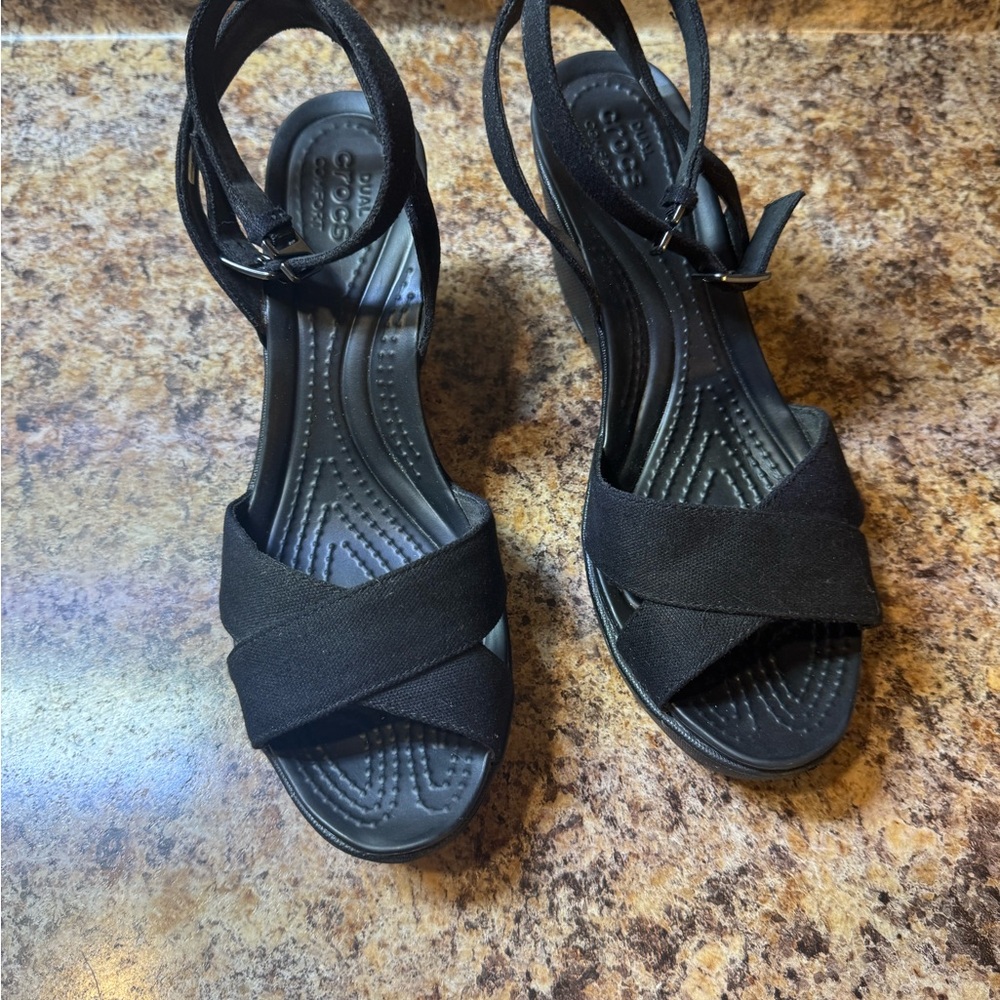 CROCS Black Cross-Strap Sandals